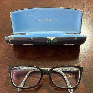 Gently used women’s prescription glasses. Comes with case